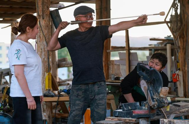 铁木尔加甫为家人展示刚刚制作好的箭（5月22日摄）。新华社记者 王菲 摄