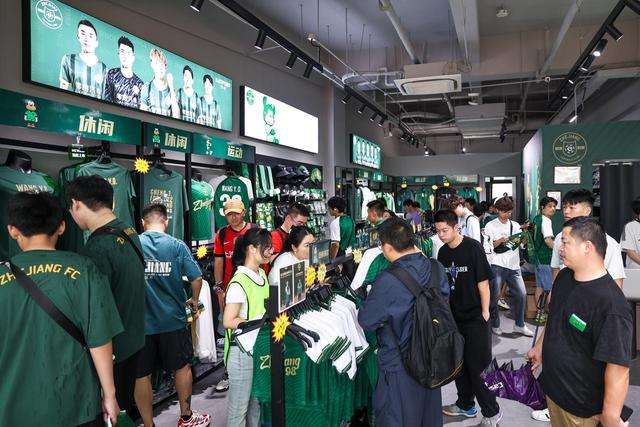 6月14日，在浙江俱乐部绿城队对阵上海海港队的比赛前，球迷在浙江俱乐部官方商店内购物。新华社记者 江汉 摄