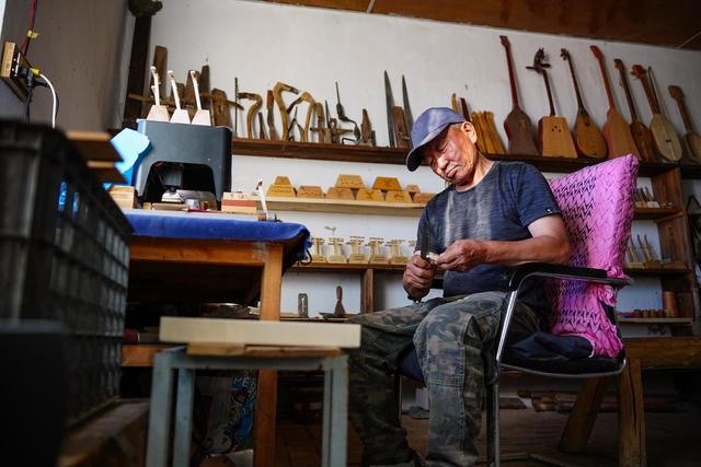 5月22日，在新疆阿勒泰市汗德尕特蒙古族乡汗德尕特村，铁木尔加甫制作工艺品。新华社记者 徐宏岩 摄