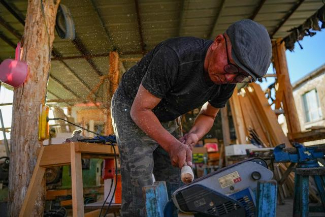 5月22日，在新疆阿勒泰市汗德尕特蒙古族乡汗德尕特村，铁木尔加甫打磨箭头。新华社记者 徐宏岩 摄