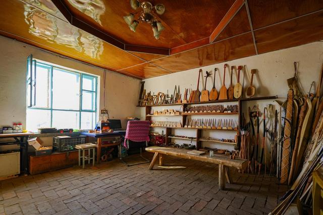 这是5月22日在新疆阿勒泰市汗德尕特蒙古族乡汗德尕特村拍摄的铁木尔加甫的工作室。新华社记者 徐宏岩 摄