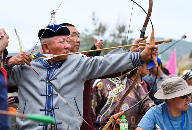 铁木尔加甫在参加当地举办的民俗节庆活动的射箭比赛（5月24日摄）。新华社发（徐锐 摄）