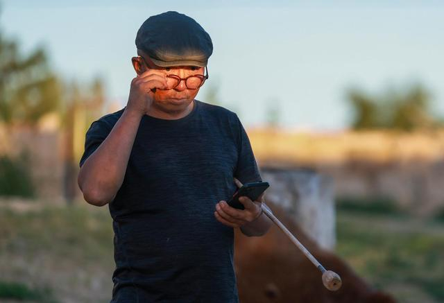 铁木尔加甫仔细观察箭镞性能（5月22日摄）。新华社记者 王菲 摄