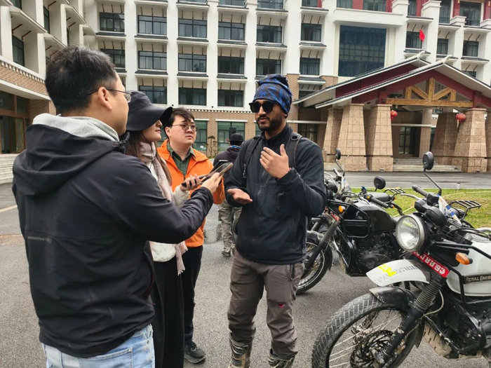 记者在吉隆县吉隆镇采访尼泊尔人巴斯内特（右一）。环球时报记者 赵觉珵摄