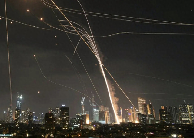 以色列特拉维夫遭到伊朗的报复袭击。《纽约时报》报道配图