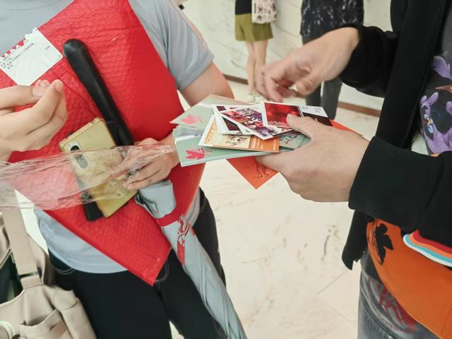 现场交换无料 钟菡 摄