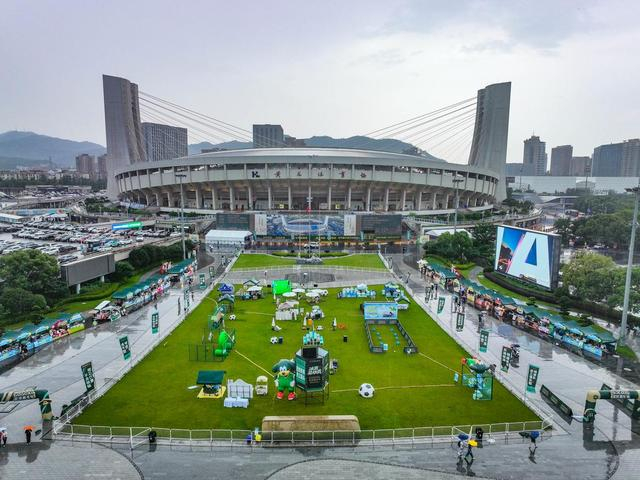 这是6月14日拍摄的位于浙江省黄龙体育中心东广场的浙江俱乐部足球嘉年华活动现场（无人机照片）。新华社记者 江汉 摄