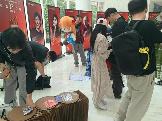 散场后，观众在休息区交流 钟菡 摄