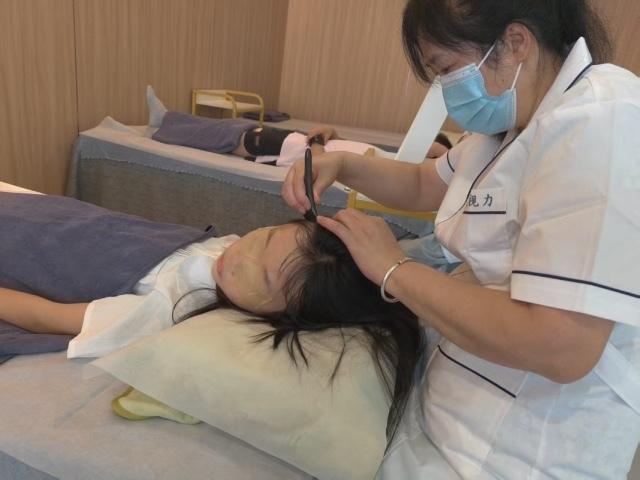 小朋友接受视力检测。刘清摄