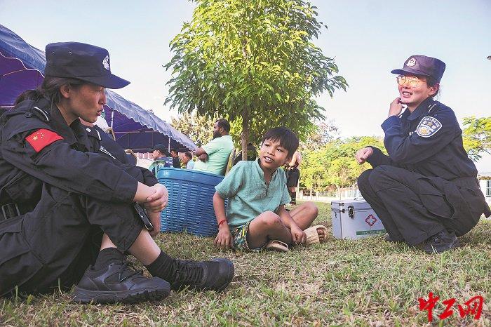 2024年12月25日,缅甸万崩,中国警察正在为当地的小朋友讲解卫生知识。