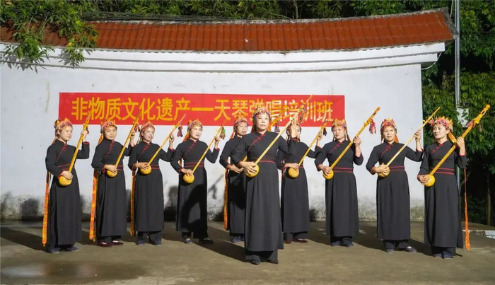 天琴弹唱 潘文志/摄