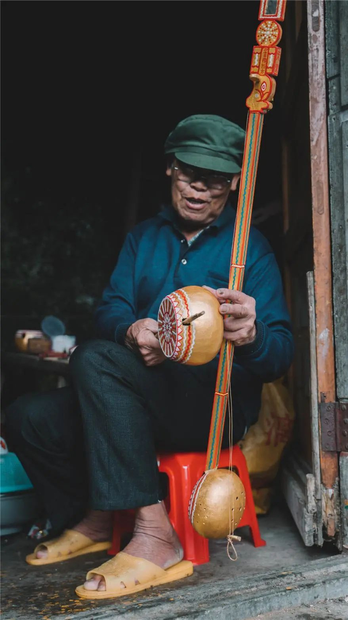天琴制作 潘文志/摄