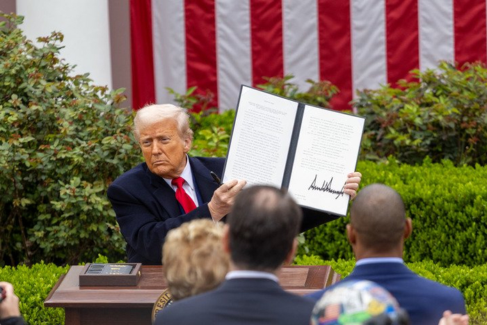 　　4月2日，美国总统特朗普在首都华盛顿白宫展示签署后的关于所谓“对等关税”的行政令。新华社记者胡友松摄