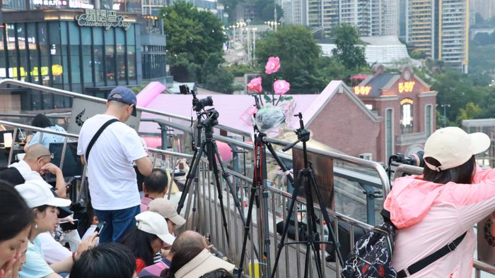 摄影师们在两江汇观景台占据绝佳机位（央广网发  刘思怡  摄）