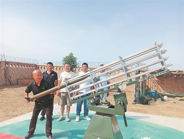     6月3日，六师芳草湖农场防雹人员正在进行日常训练。于三  摄