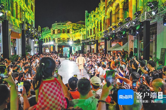 2024年4月，海口骑楼老街上演服饰光影秀。海南日报全媒体记者 李天平 摄