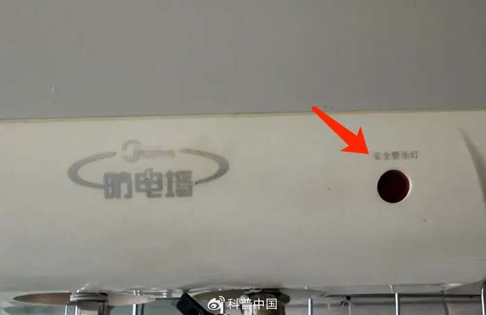 “防电墙”上的安全警示灯，图片来源：自己拍的