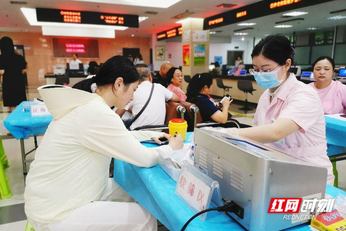 献血前进行健康检查、快速筛查。