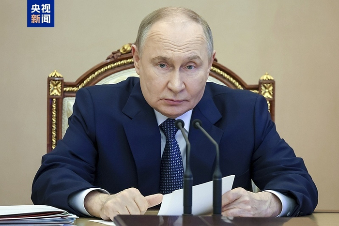 当地时间13日，俄罗斯总统普京分别与伊朗总统佩泽希齐扬和以色列总理内塔尼亚胡通电话。