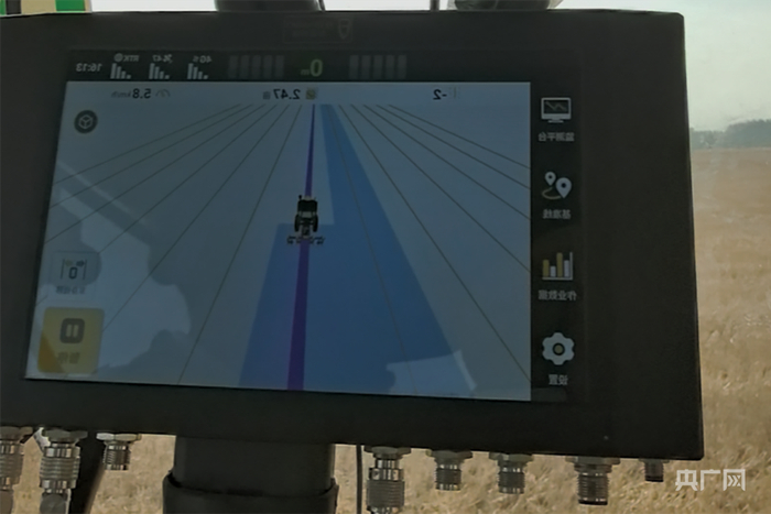 北斗导航辅助系统显示屏，显示正在进行播种的行间距和播种面积（央广网记者  刘浩  摄）