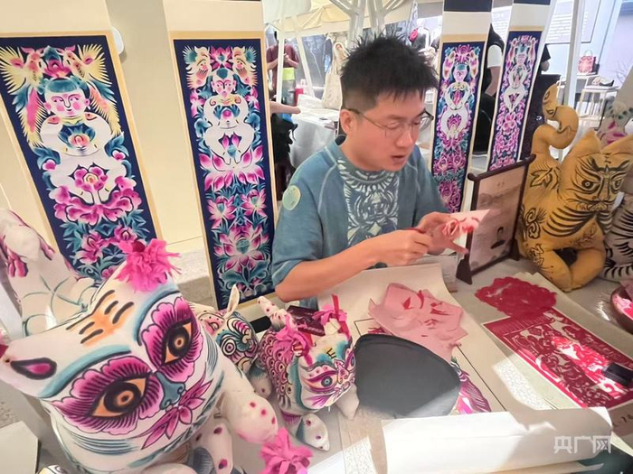 畅杨杨展示孟津剪纸（央广网记者宋雪  摄）