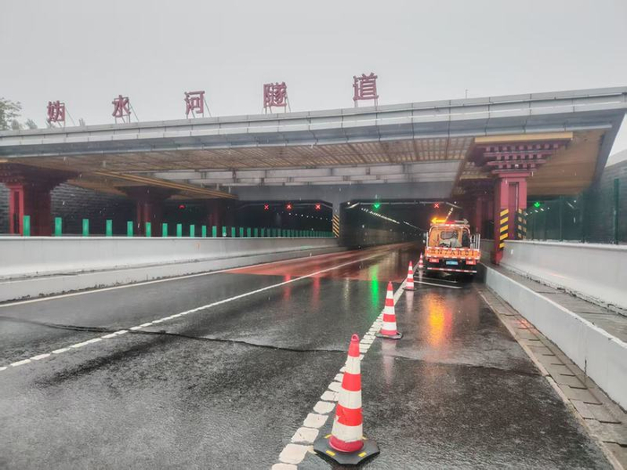京礼高速妫水河隧道，首发养护公司的应急人员正在现场值守。首发养护公司供图