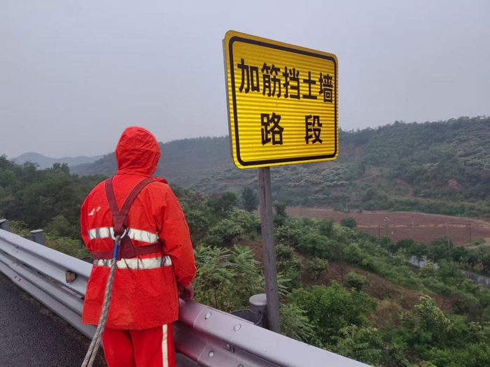 养护人员冒雨巡查高速公路情况。首发养护公司供图