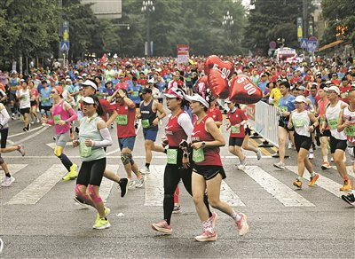 参加2024贵阳马拉松赛的选手激情奔跑（资料图）。