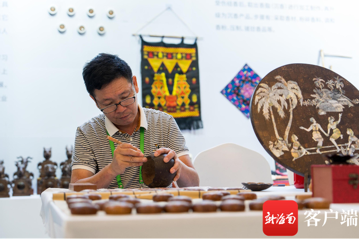 第八届中国成都国际非物质文化遗产节上海南馆的非遗项目。记者 曹志 摄