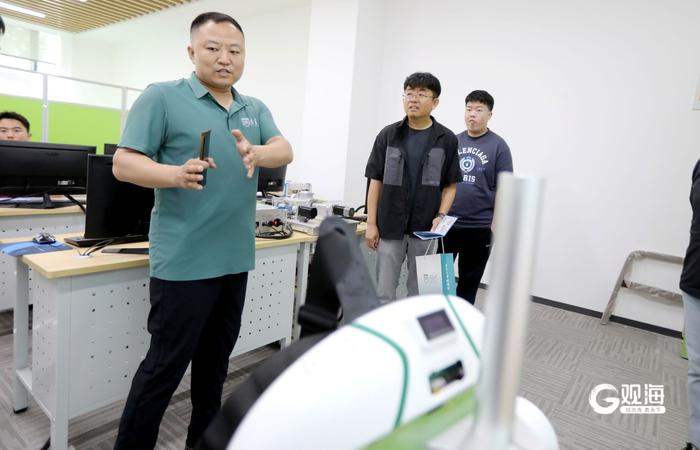 工作人员向前来参观的学生和家长介绍学校情况。韩星 摄
