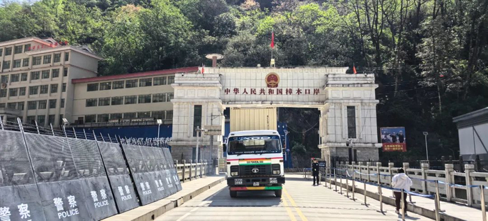 尼泊尔货车驶出樟木口岸。本报记者 鲜  敢摄