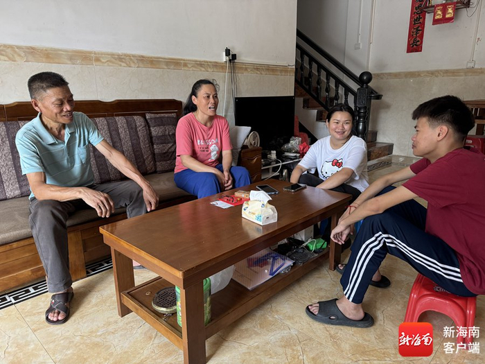 吉世良夫妇正与吉秋玉姐弟谈心。记者 郑光平 摄