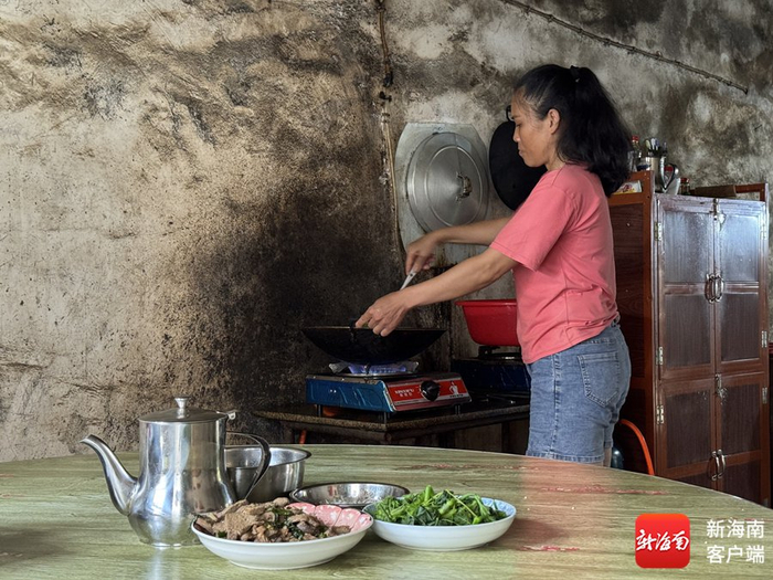 干完活回来，吉桂凤正在做午饭。记者 郑光平 摄