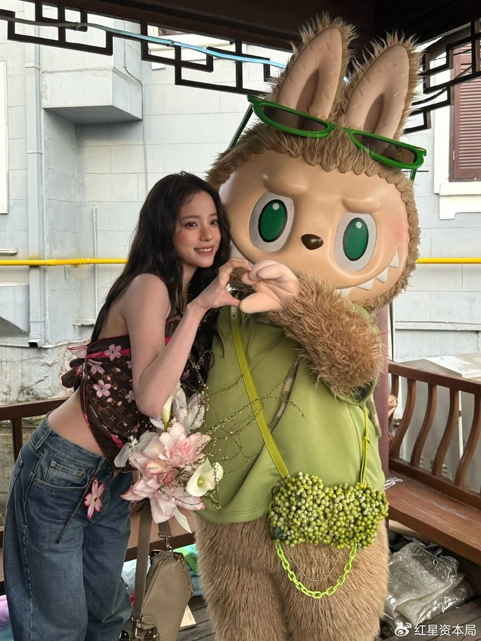 欧阳娜娜和LABUBU
