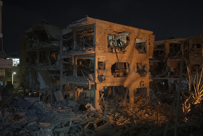 △当地时间6月15日，以色列巴特亚姆，一栋建筑在伊朗导弹袭击中受损。