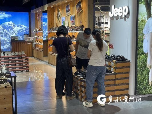 子女们为父亲挑选舒适的鞋子