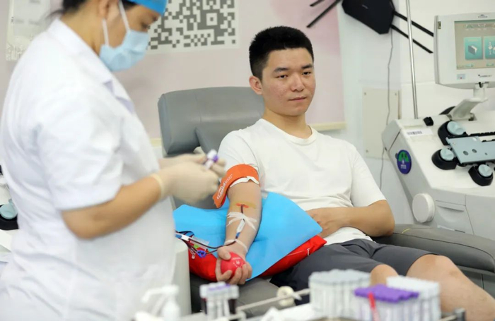 献血中的胡博文。程霖/摄