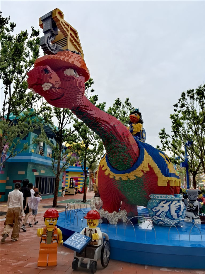 图片说明：乐园内随处可见各种乐高积木拼搭的乐高模型