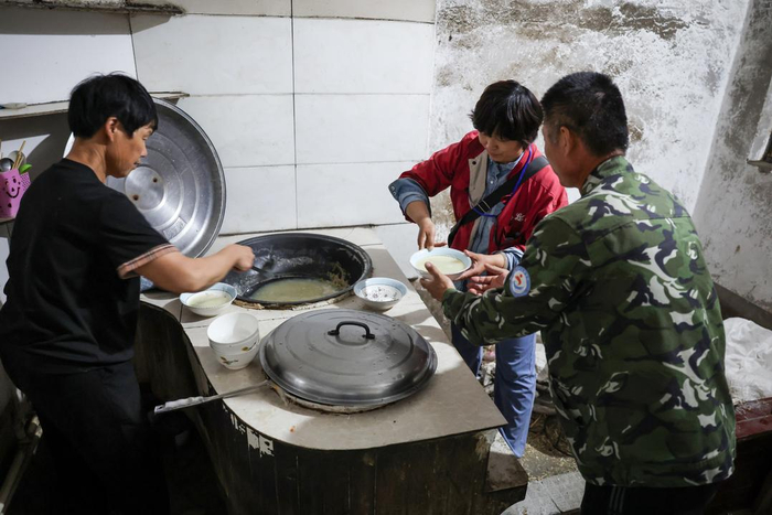 5月27日晚，在驻马店平舆县杨埠镇，老乡为麦客张岭、王喜红两口子准备了晚饭