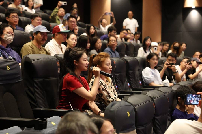 姚启凤与妈妈在路演现场。摄影：张挺