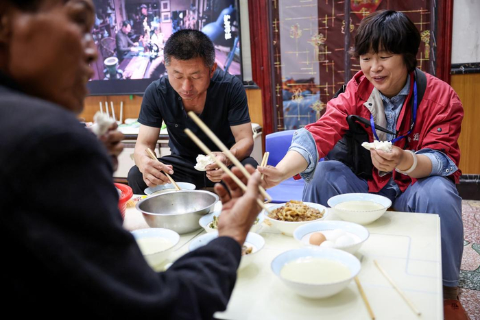 麦客张岭、王喜红与朱建新一起吃晚饭，晚上也将住在这里