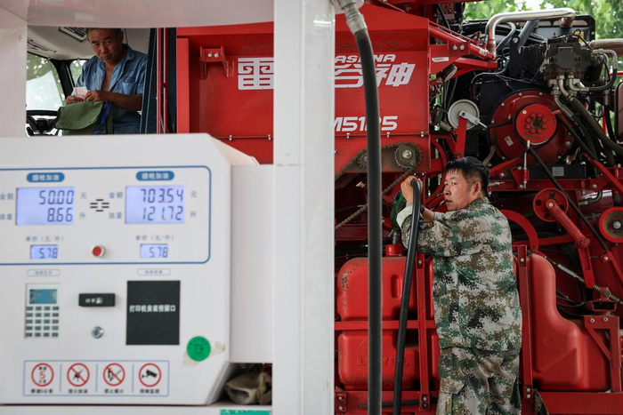 收割机加满一箱油要两千多元，这一次赵启玉加了七百多元的油