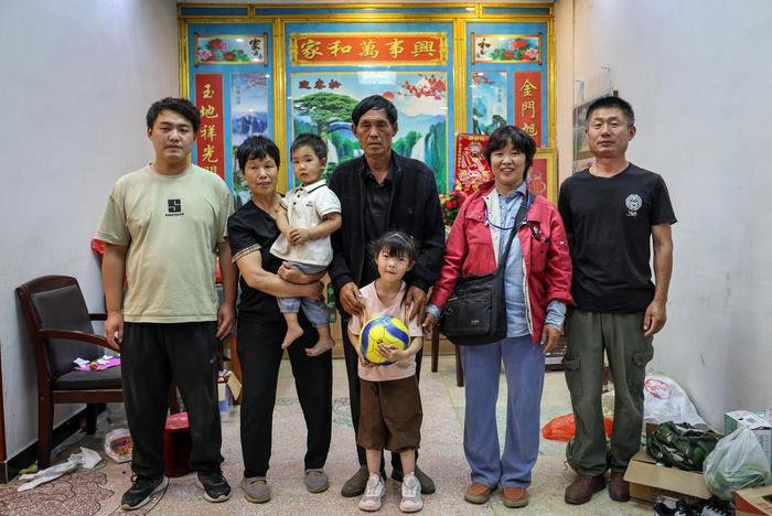 连续八年，张岭、王喜红夫妻（右）来平舆县割麦时，都住在朱建新家里，记者为他们一起拍下了合影