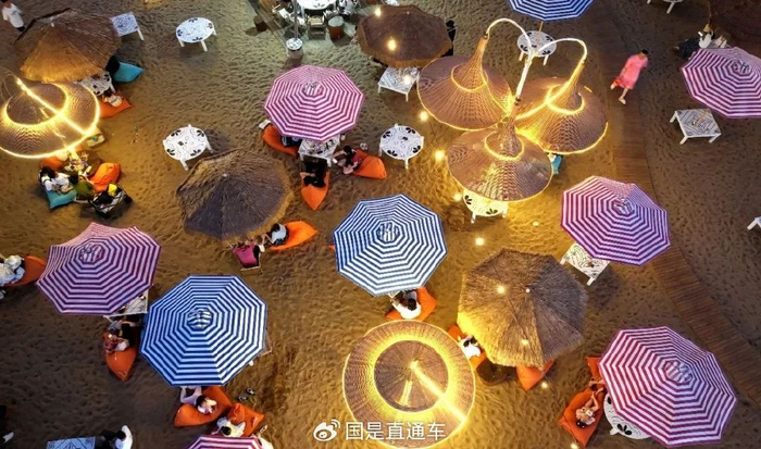 🔹6月14日，游客在江苏省连云港市“在海一方”公园。中新社发 王春 摄