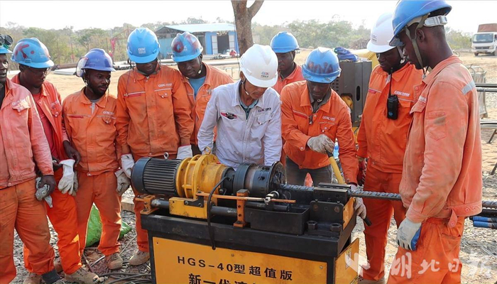 陈剑锋教安籍工人加工钢筋。