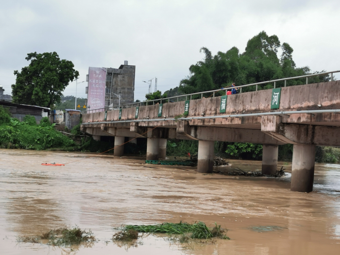 ▲6月15日，九洲江乌石水文站水位情况。 自治区水文中心供图