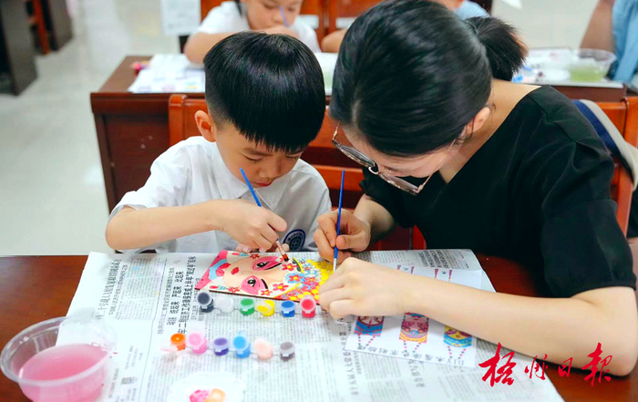 6月14日，在市图书馆，小朋友和家长一起绘制粤剧脸谱。杨扬 摄