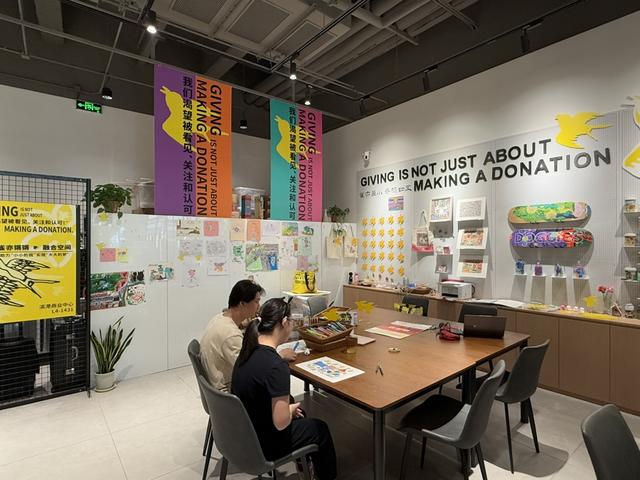 菲菲在雀亦锵锵融合空间，除了做咖啡，还会在老师的指导下画画。沈思怡 摄