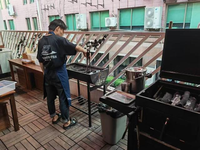 钟丽丽结束野摊后开的第一家餐厅，租在巨鹿路美发店楼上，对面为办公楼（18点下班）。目前已结束营业换新店中。朱倩雯 摄
