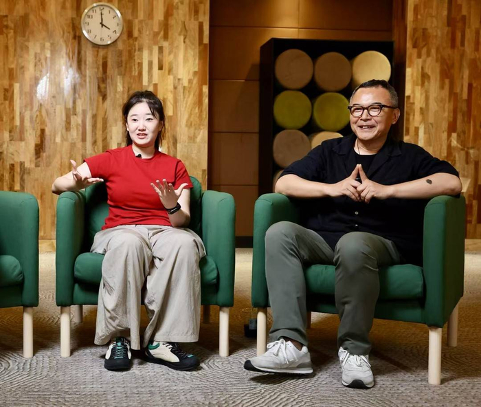 姚启凤和周洪波导演（右二）。 摄影：张挺